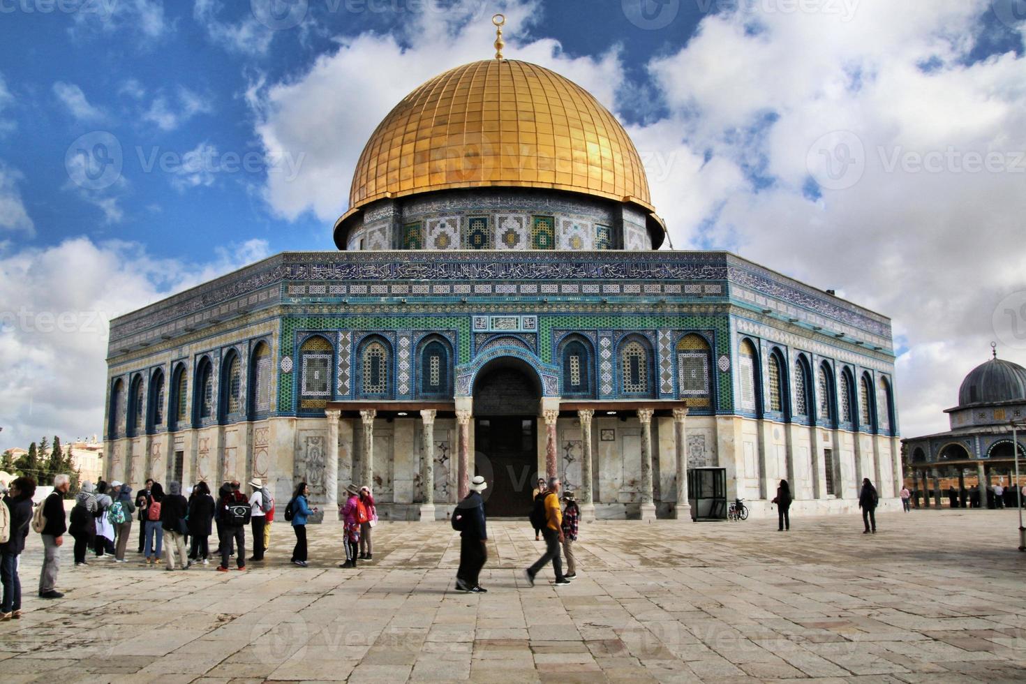 una vista de la cúpula de la roca en jerusalén foto