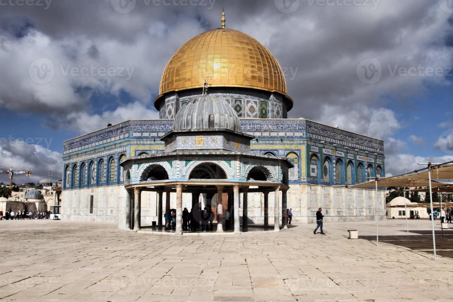 una vista de la cúpula de la roca en jerusalén foto