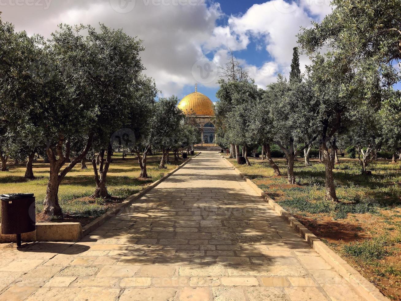 una vista de la cúpula de la roca en jerusalén foto