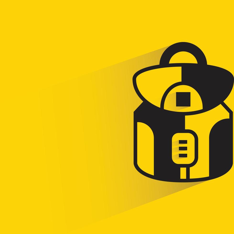 icono de mochila sobre fondo amarillo vector