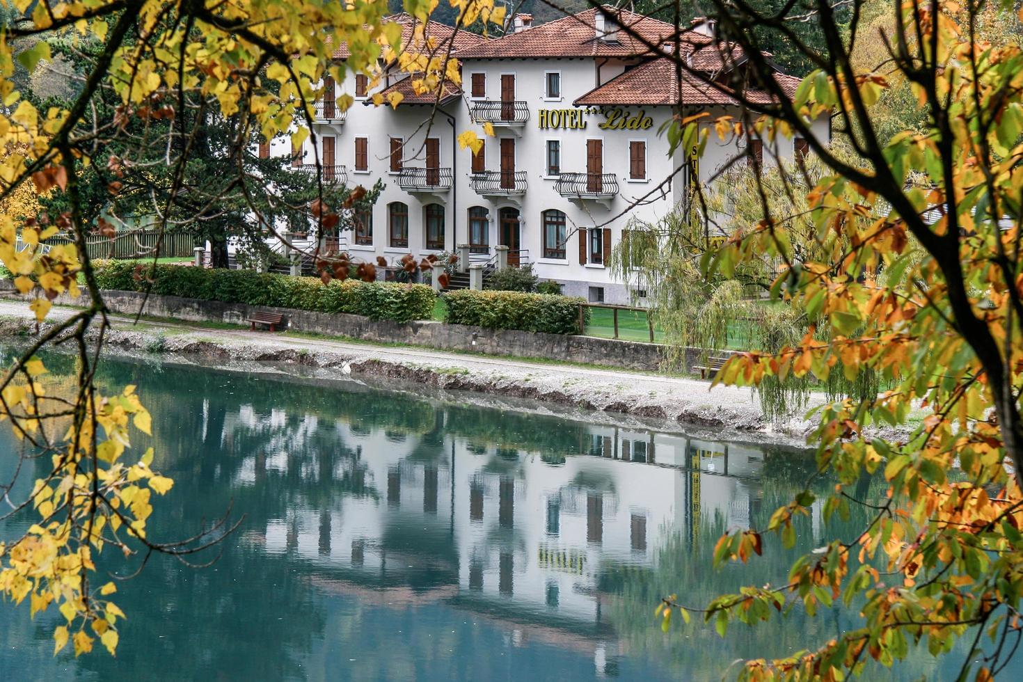 lago di ledro, italia, 2006. hotel lido pieve di ledro en la orilla del lago foto