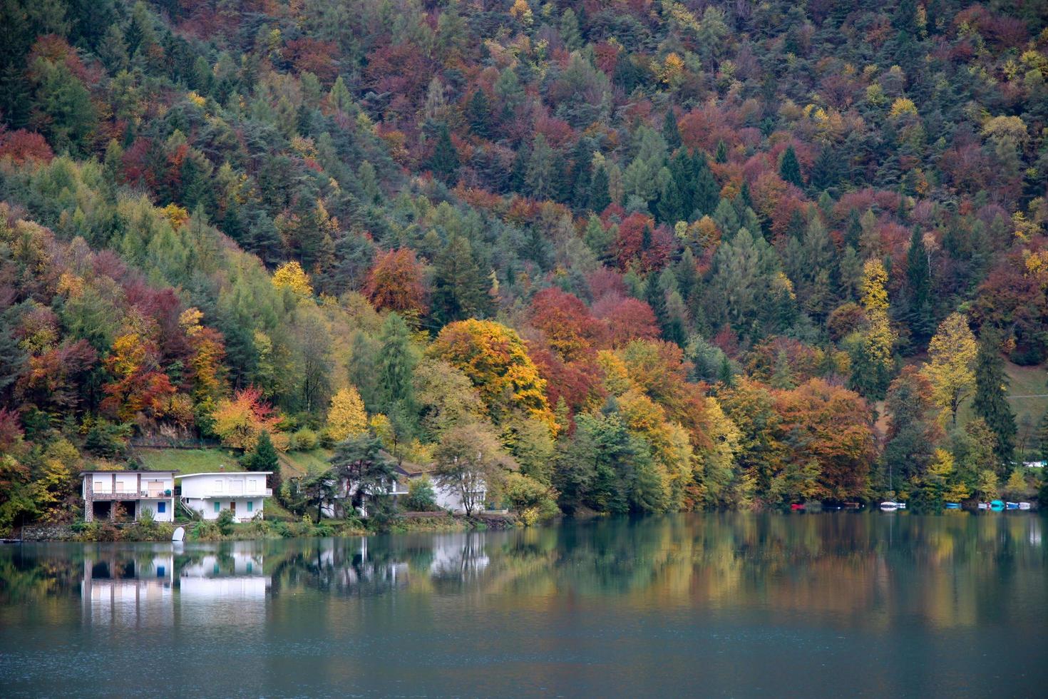 lago d'idro, italia, 2006. vista del lago en otoño foto