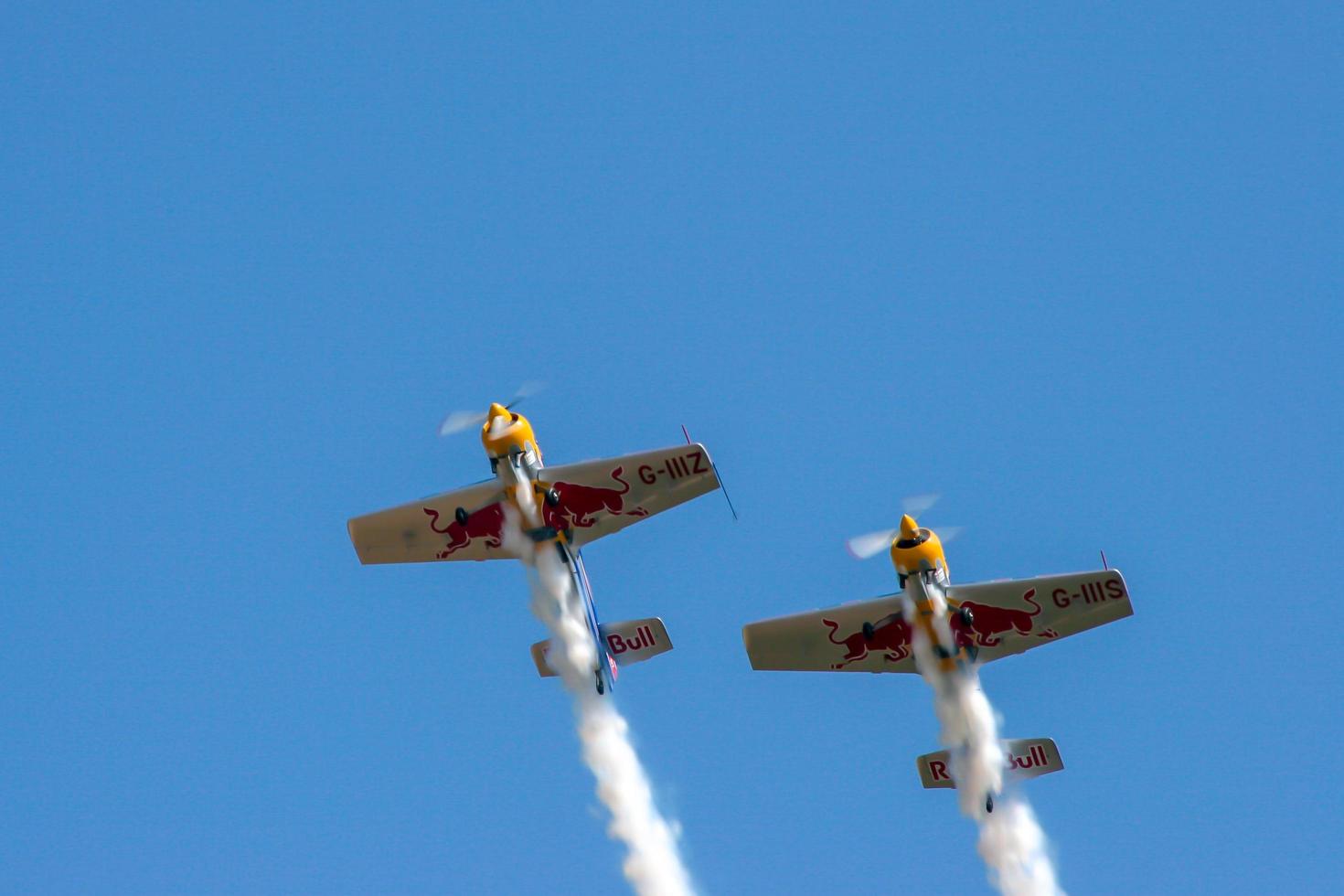 Shoreham por mar, West Sussex, Reino Unido, 2005. Aviones acrobáticos de Red Bull en el show aéreo de Shoreham haciendo humo foto