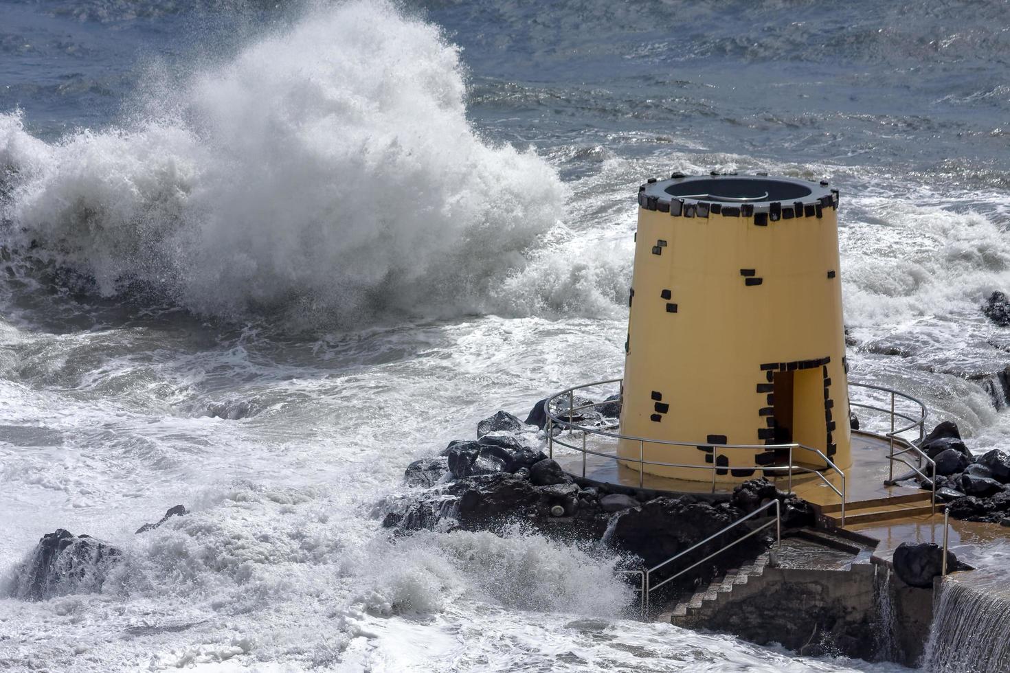Funchal, Madeira, Portugal, 2008. tormenta tropical golpeando la torre de vigilancia foto