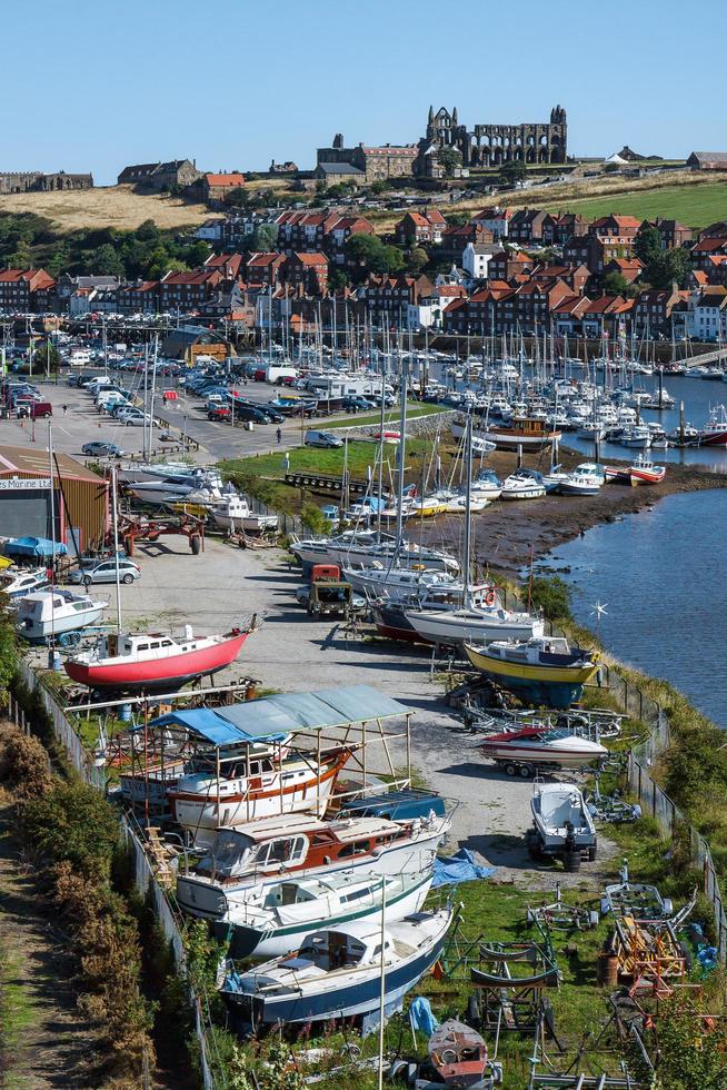 Whitby, North Yorkshire, Reino Unido, 2010. Ver a lo largo del esk hacia Whitby foto