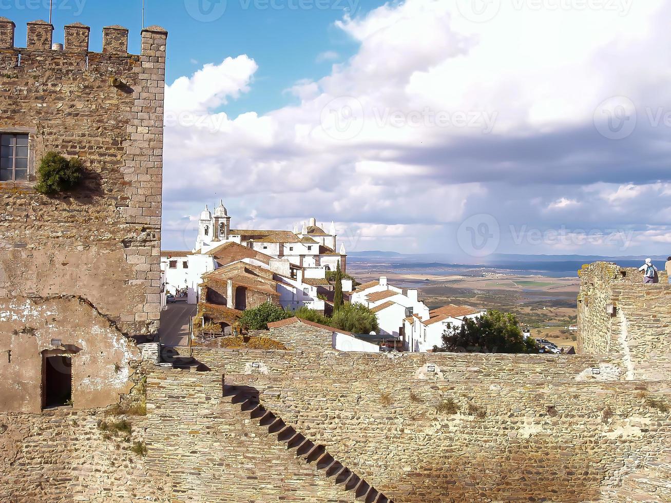 vista de un antiguo pueblo con cielo azul foto