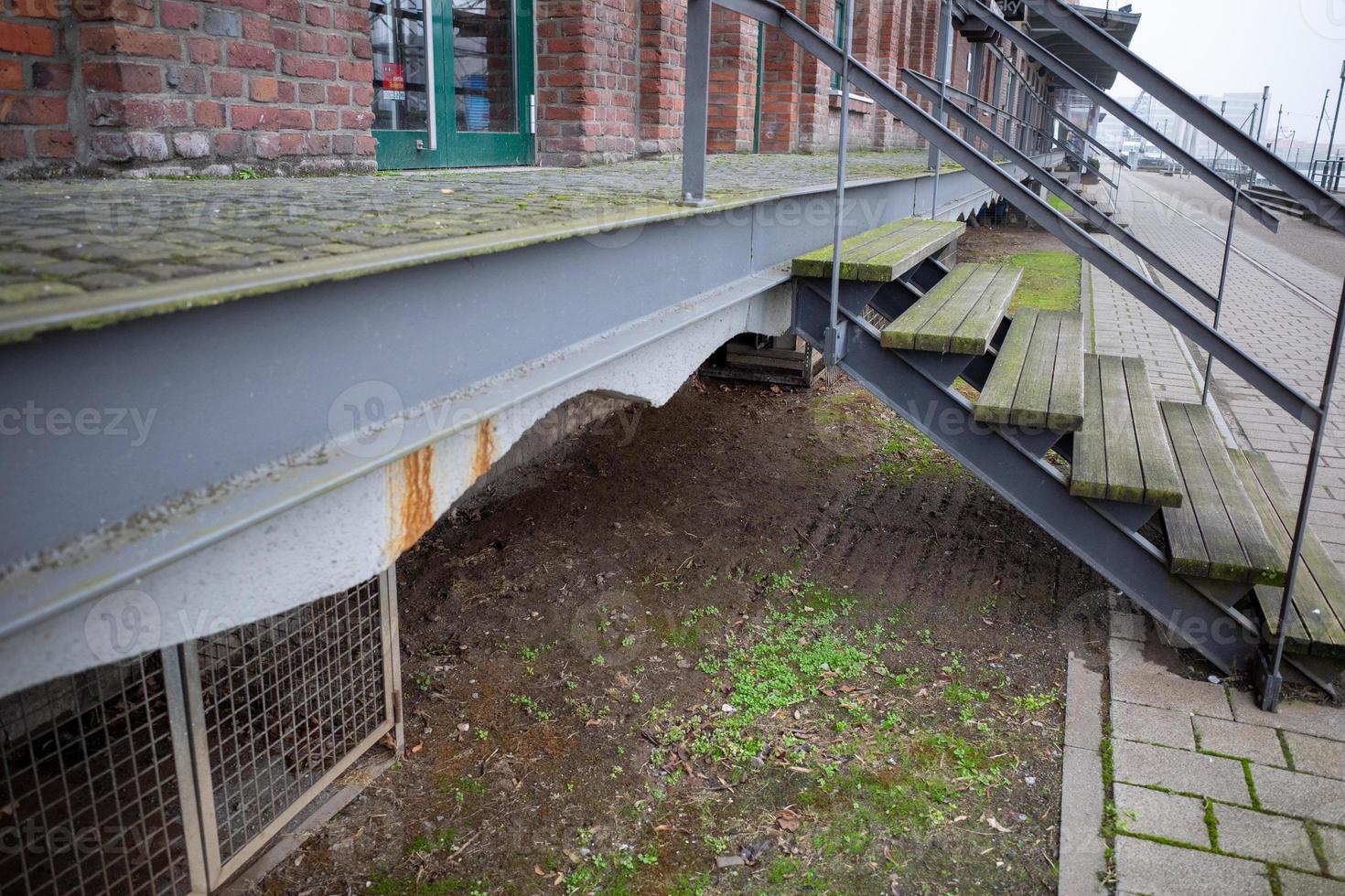 parte de un antiguo edificio industrial,escaleras foto