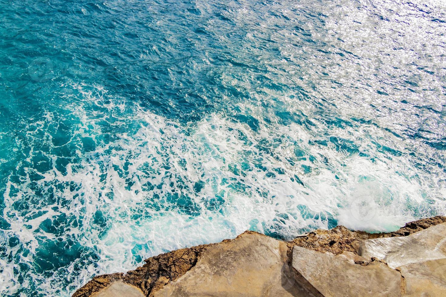 rocas de la bahía y agua turquesa de cala figuera mallorca españa. foto