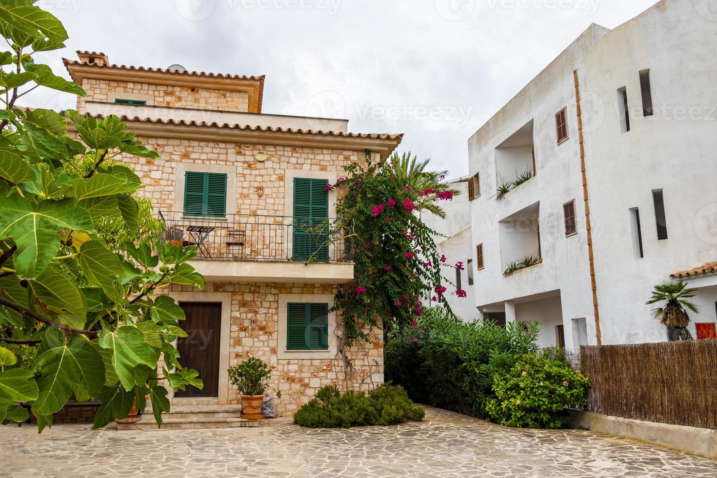 típica casa de piedra con naturaleza en mallorca en españa. foto