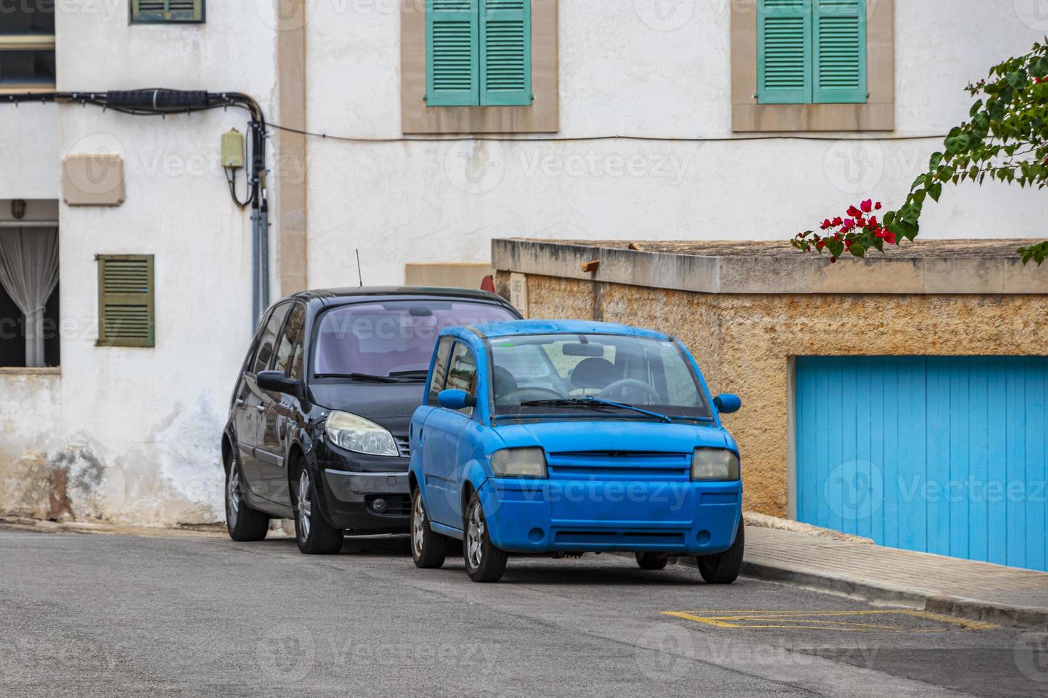 Pequeño coche azul divertido aparcado cala figuera mallorca españa. foto