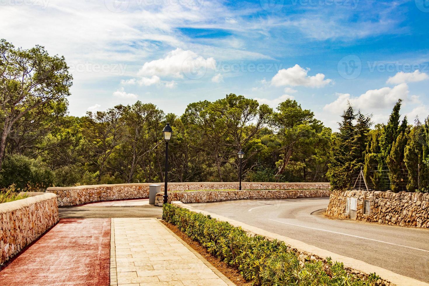 sendero rojo junto al camino a la playa de cala santanyi mallorca. foto