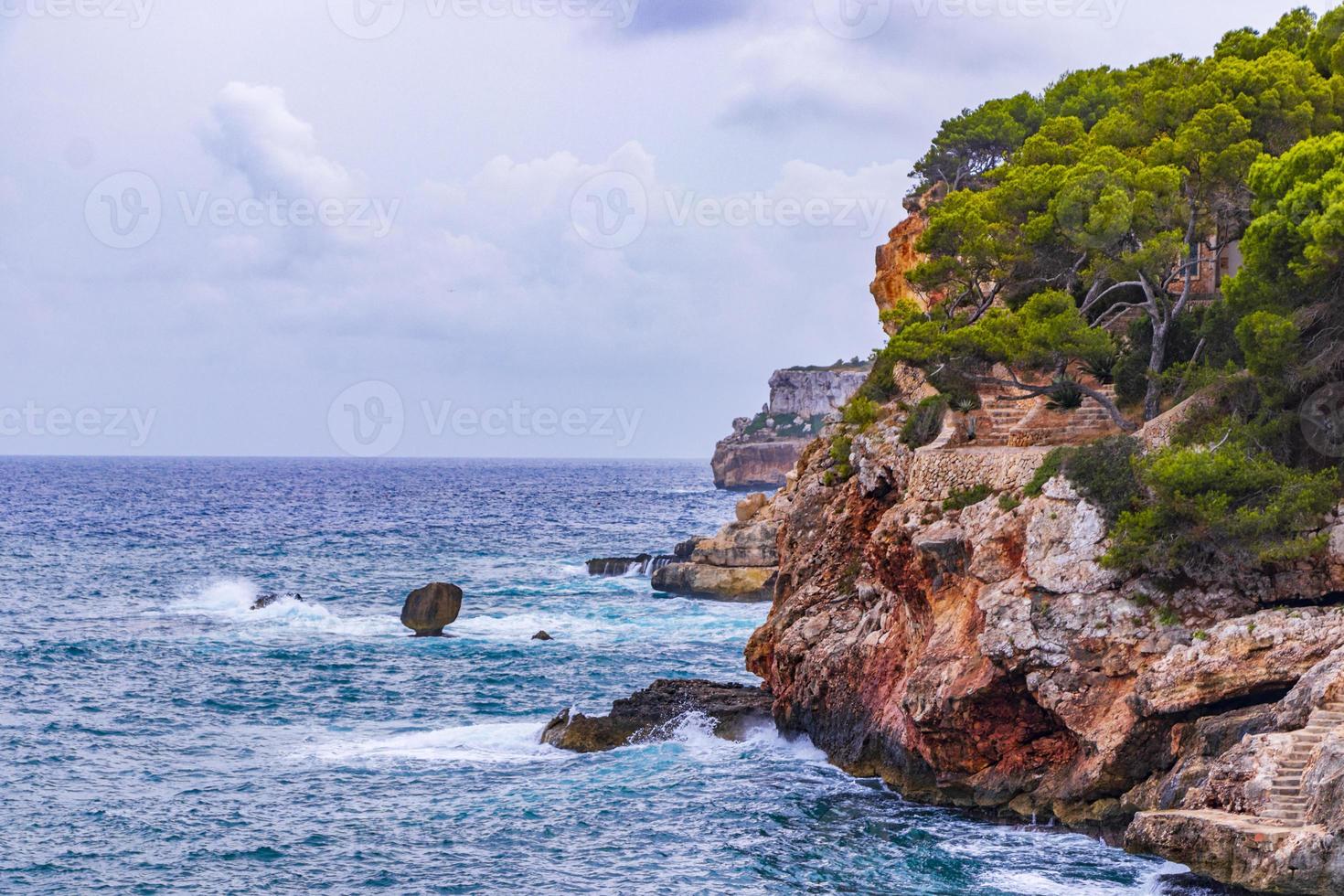 Toma panorámica de drone de la bahía de cala santanyi, mallorca, españa. foto