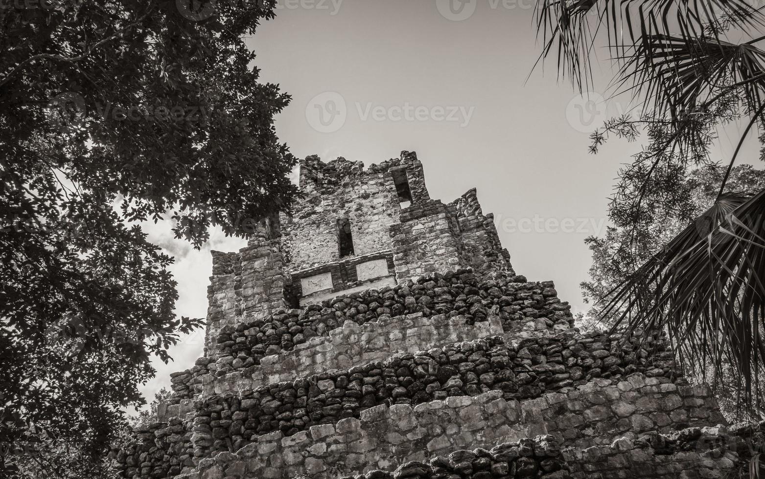 antiguo sitio maya con templo ruinas pirámides artefactos muyil mexico. foto