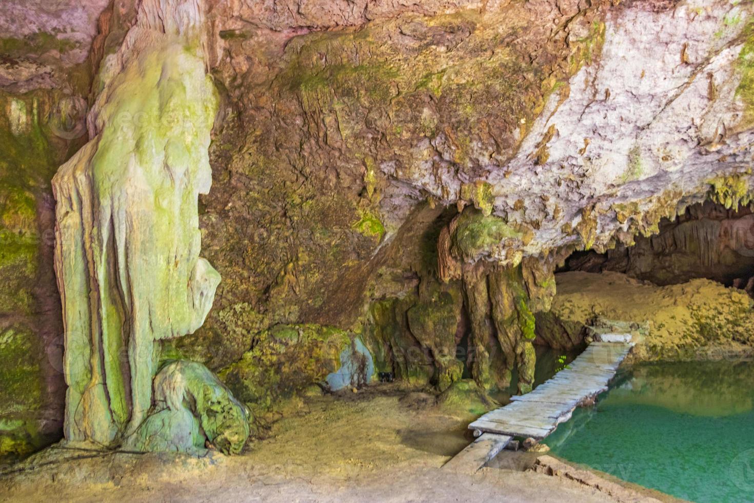 increíble agua azul turquesa y cueva de piedra caliza sumidero cenote méxico. foto