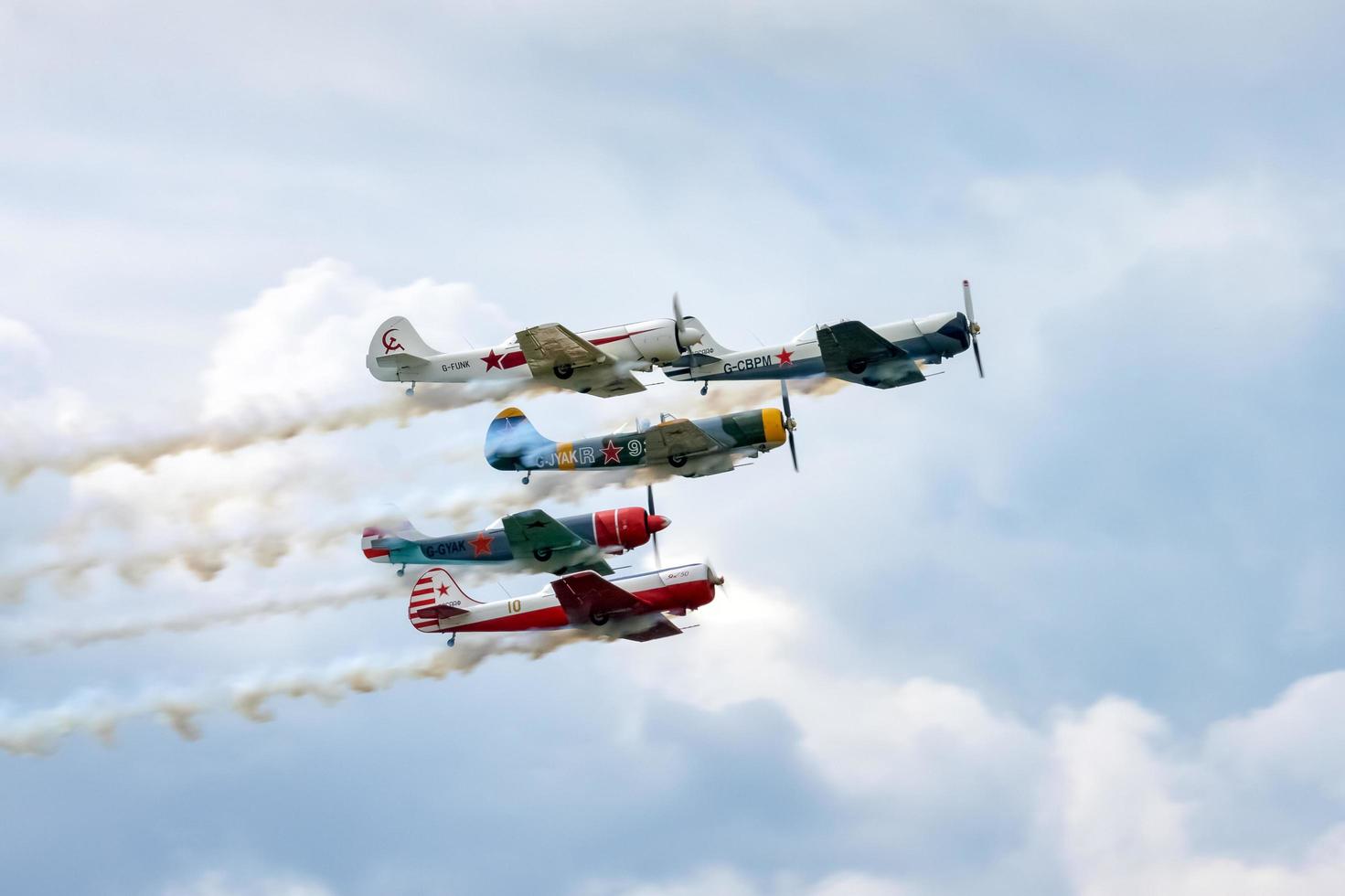 Biggin Hill, Kent, Reino Unido, 2009. Aerostars yak 52 50 exhibición aérea foto