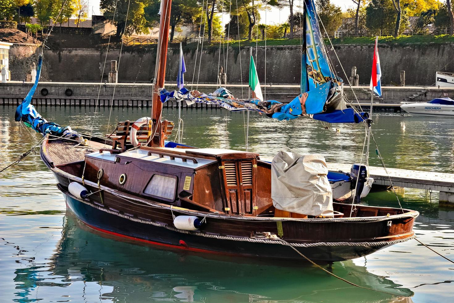 desenzano del garda, italia, 2006. yate amarrado foto