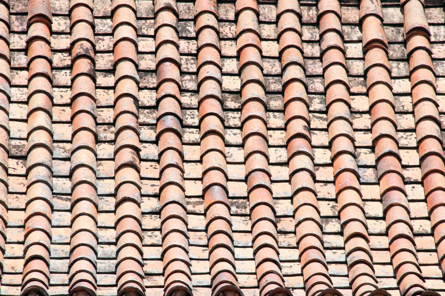 estilo antiguo de techo de ladrillo naranja, tailandia. foto