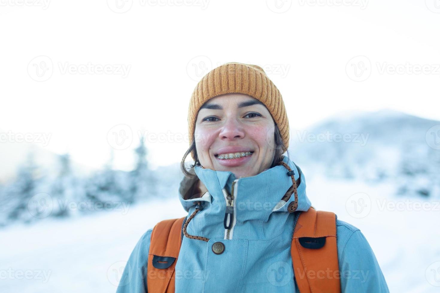 mujer sonriente con frenos en los dientes foto