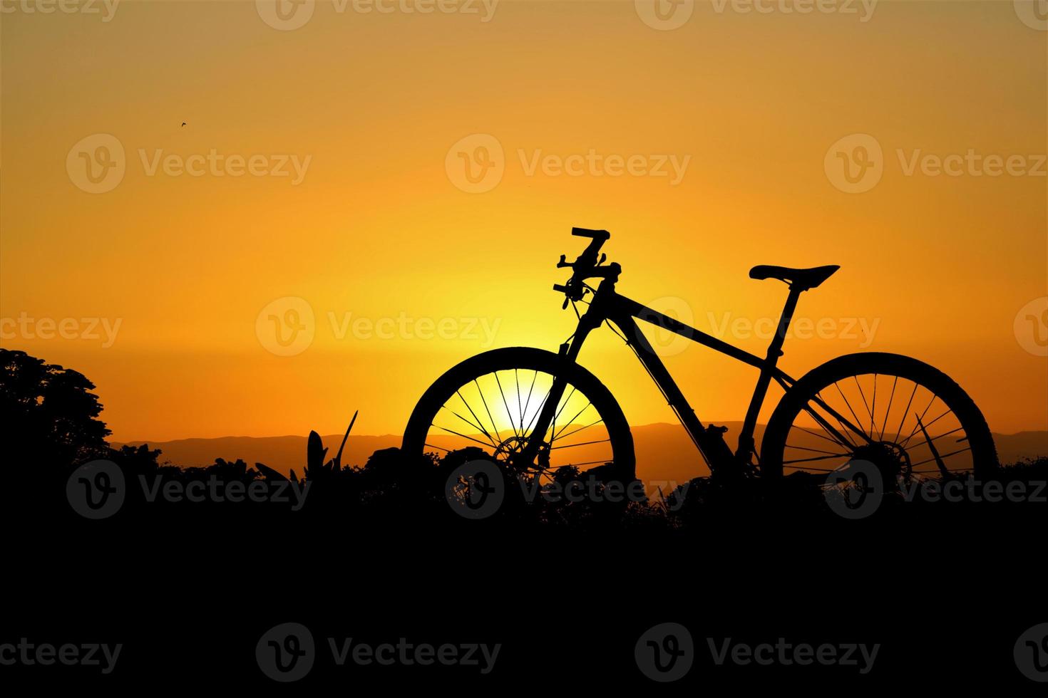 silueta de bicicleta de montaña en una hermosa vista. concepto de ciclismo y aventura foto