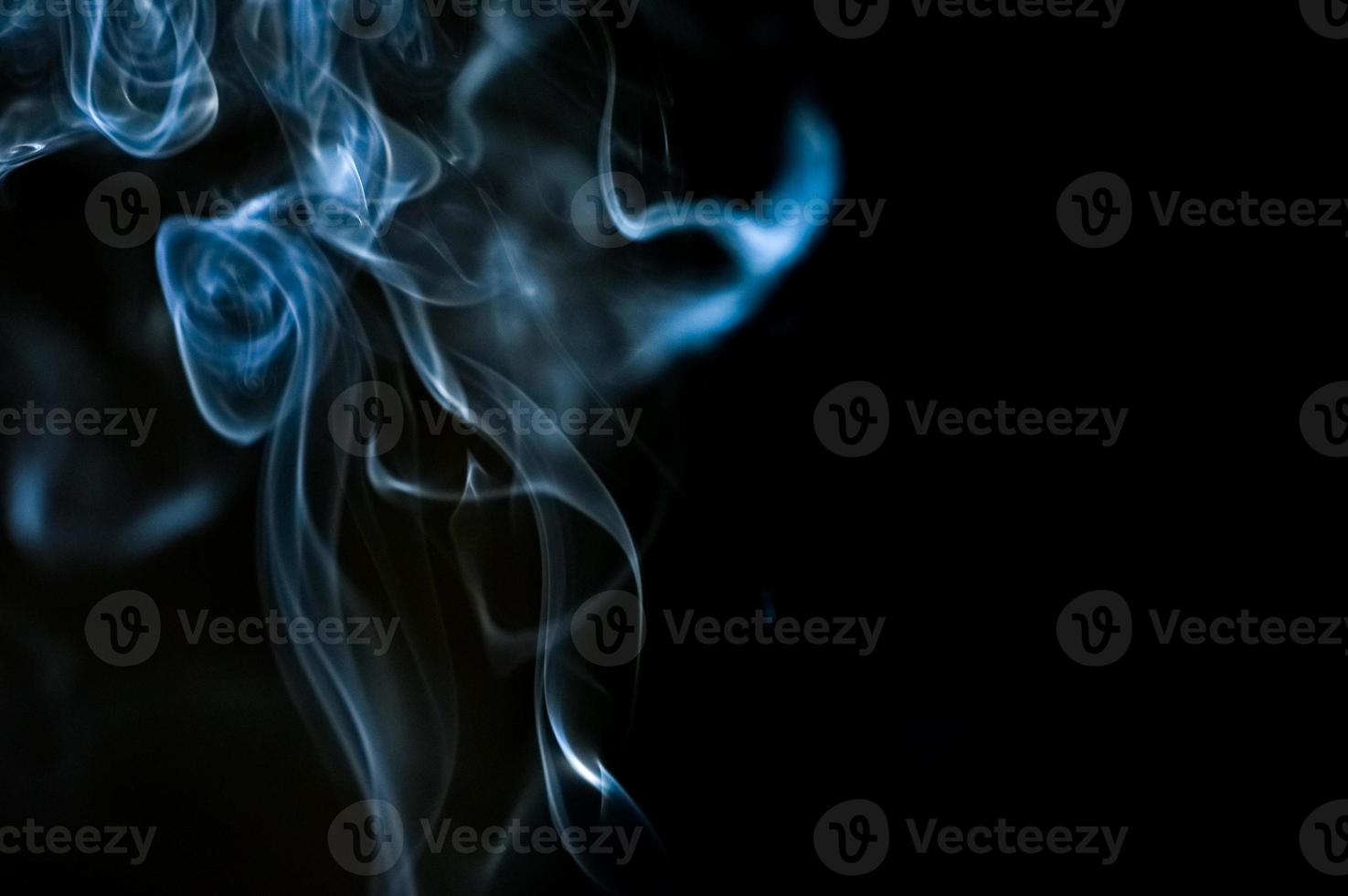 fondo abstracto de humo o niebla sobre fondo negro foto