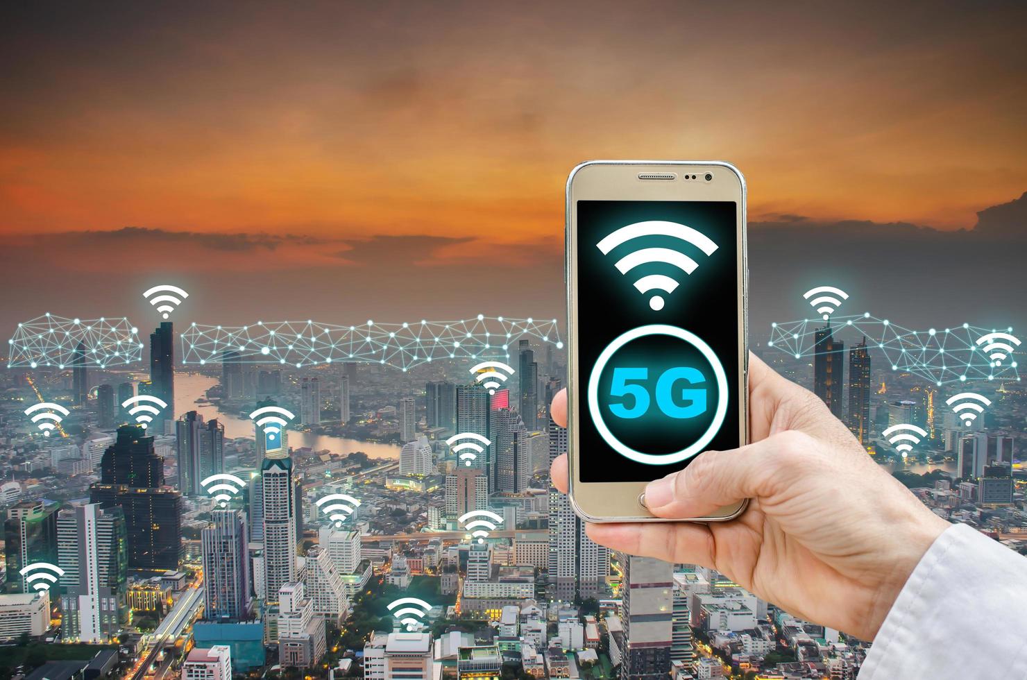 concepto de tecnología de conexión de red móvil, teléfono móvil digital de red 5g e icono wifi en el fondo de la ciudad, hombre de negocios con teléfono e icono 5g en el fondo de la ciudad. foto