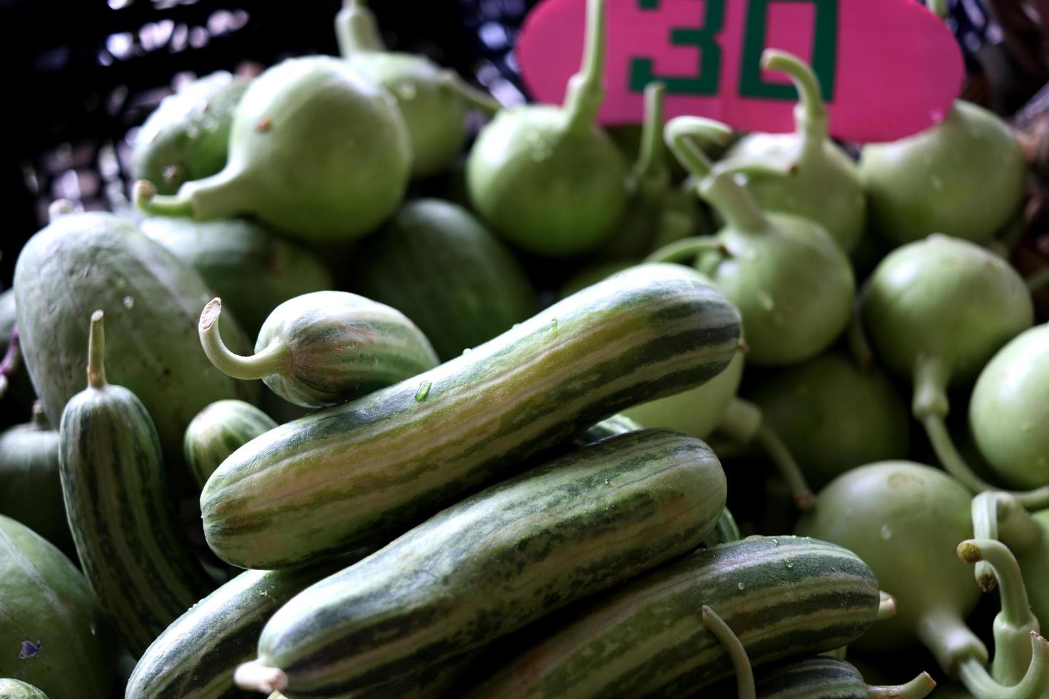 pila de melón joven para vender en tailandia. foto