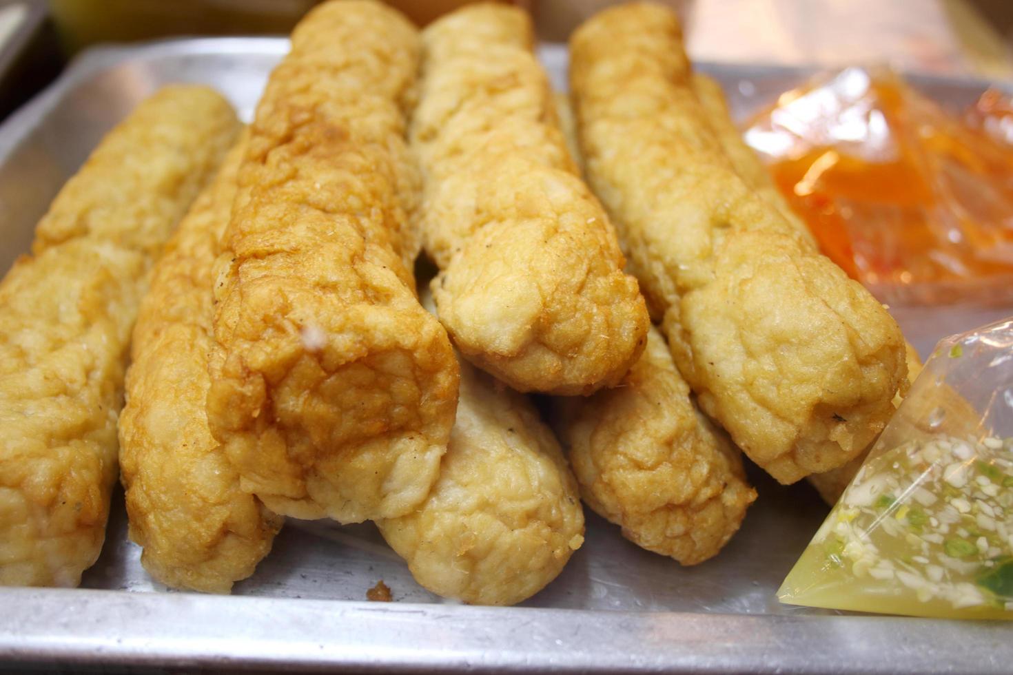 grupo de bar de pescado frito al estilo chino en bandeja, tailandia. foto