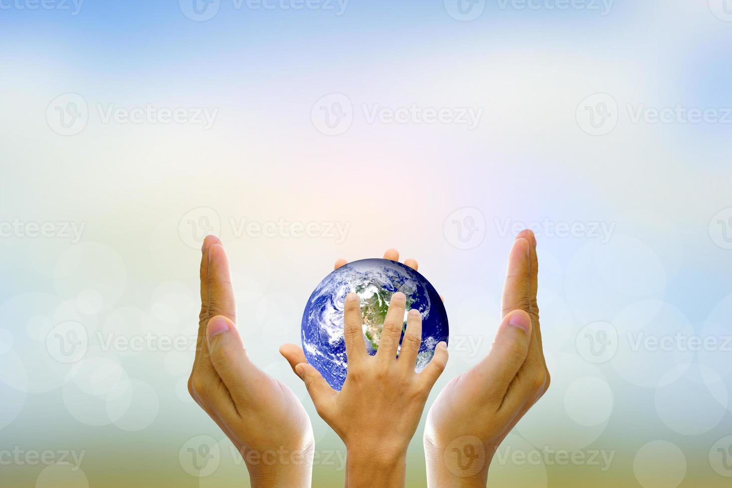 amamos el mundo de las ideas, la ayuda humana cuida el mundo, el mundo en manos humanas. elementos de esta imagen proporcionada por la nasa. foto