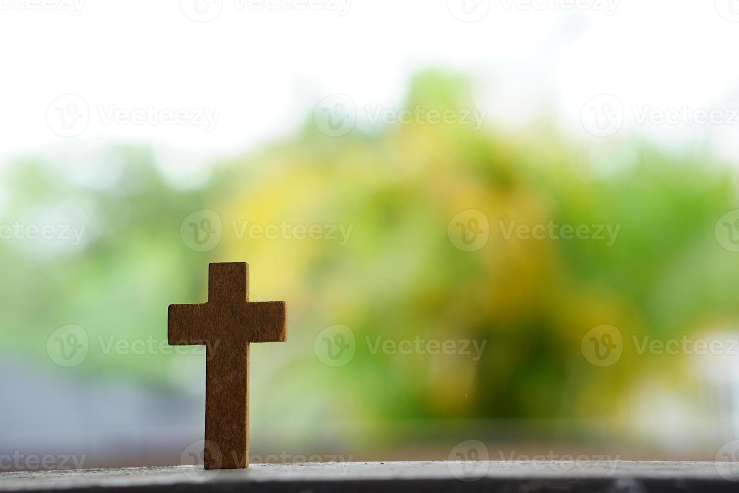 la cruz representa a jesus. fondo borroso de la naturaleza foto