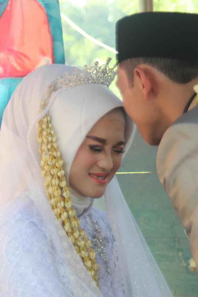 hermosa novia musulmana indonesia. foto