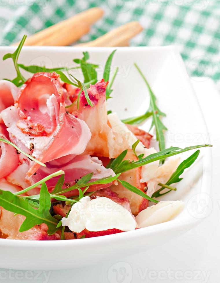 palitos de pan grissini con jamón, tomate y albahaca foto