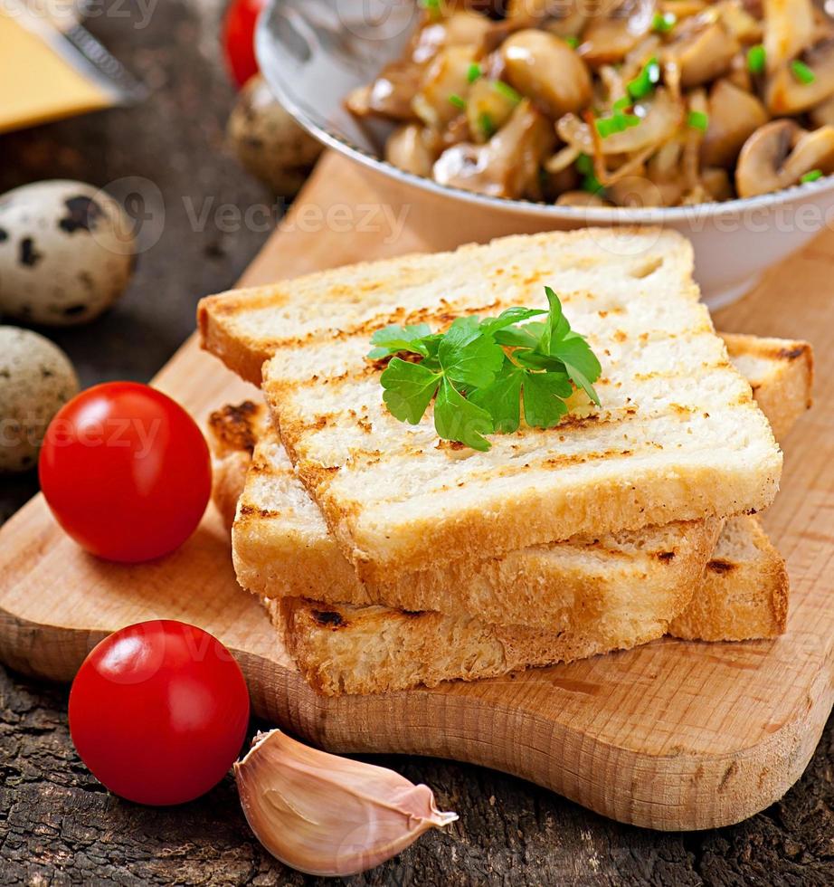 sándwich de pan tostado con champiñones, queso y perejil, enfoque selectivo foto