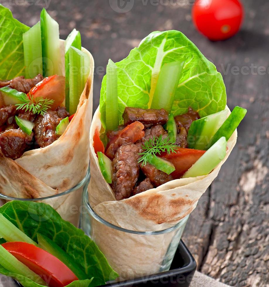 wraps de tortilla con carne y verduras frescas foto