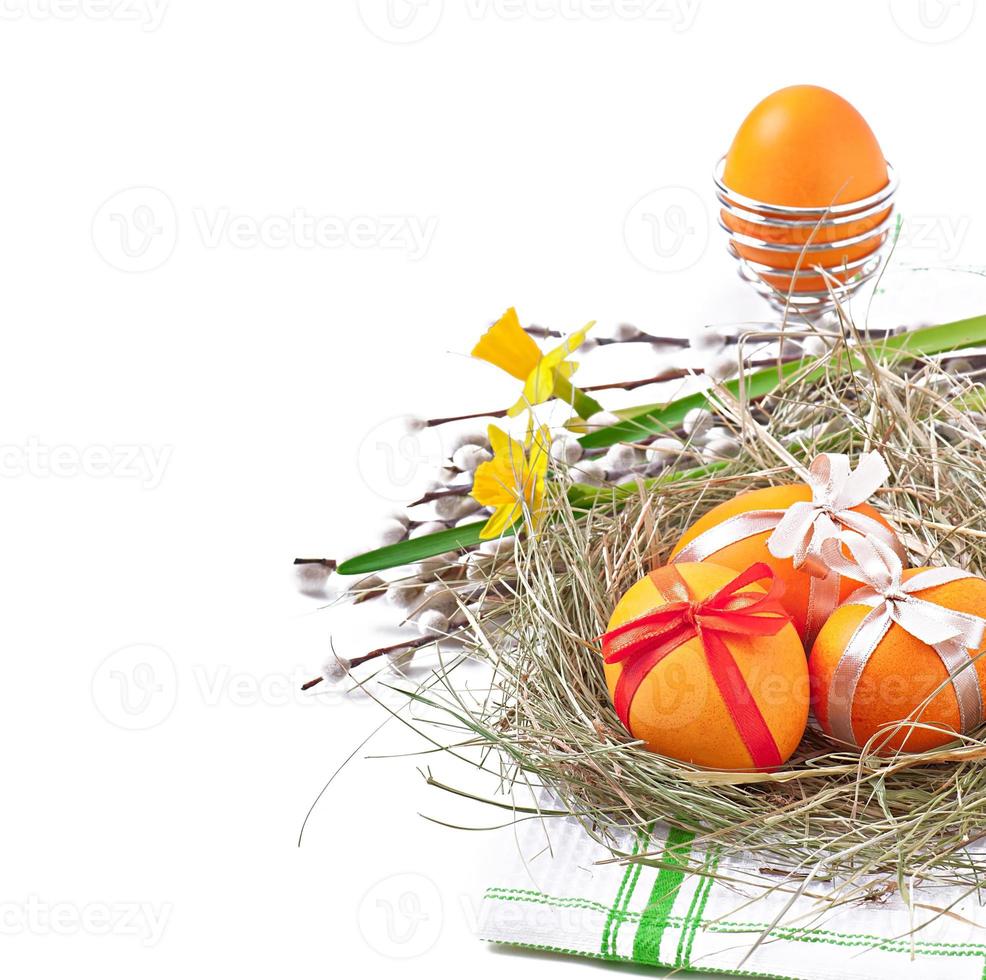 coloridos huevos de pascua sobre fondo blanco foto