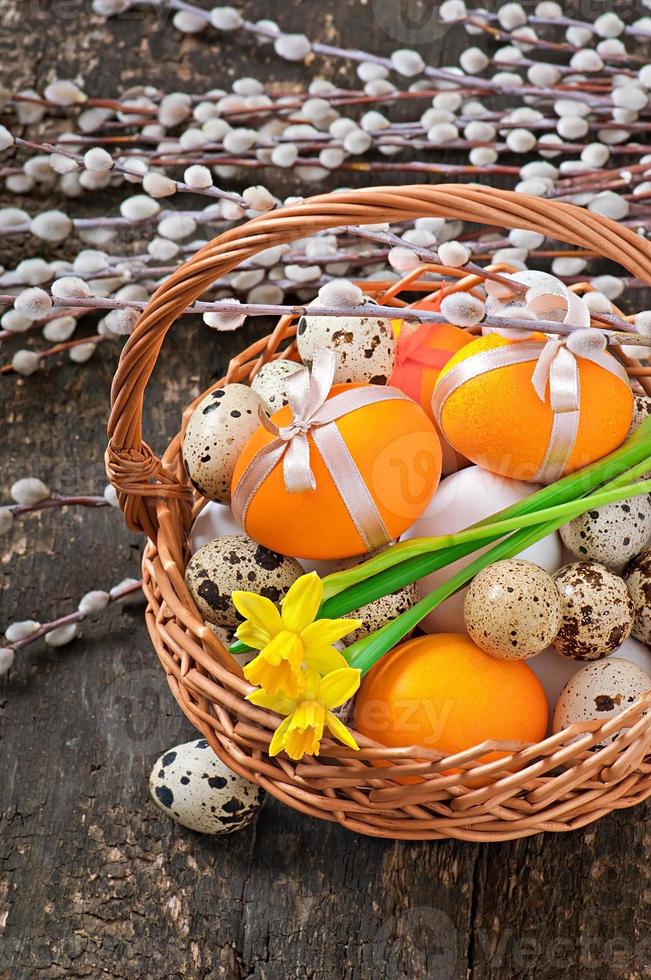 coloridos huevos de Pascua sobre fondo de madera vieja foto