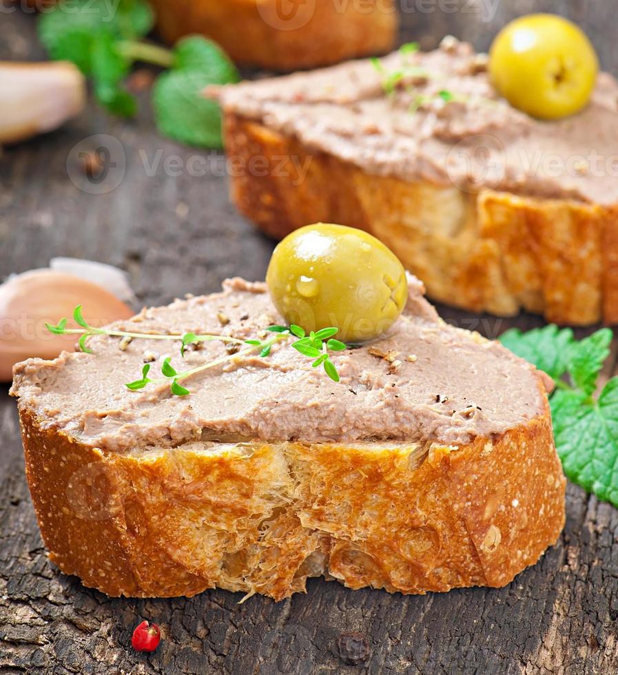 bocadillo de carne casera paté de hígado de pollo con ajedrea y aceitunas foto