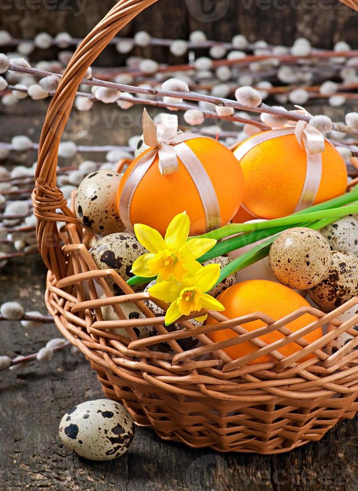 coloridos huevos de Pascua sobre fondo de madera vieja foto