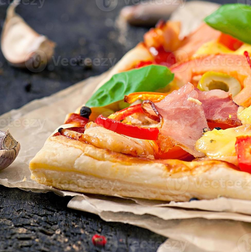 pizza con jamón, pimiento y aceitunas foto
