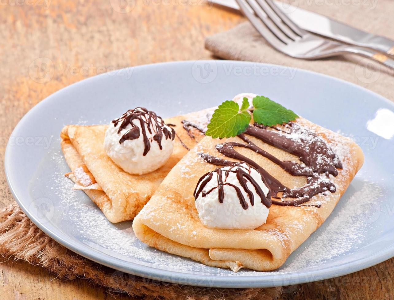 tortitas con helado y salsa de chocolate foto