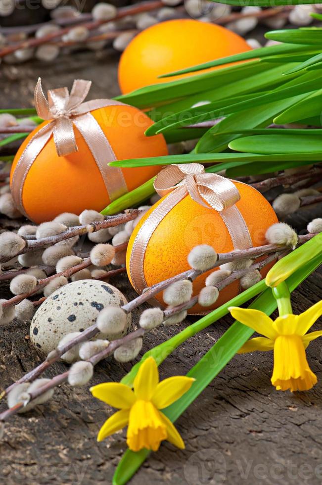 coloridos huevos de Pascua sobre fondo de madera vieja foto