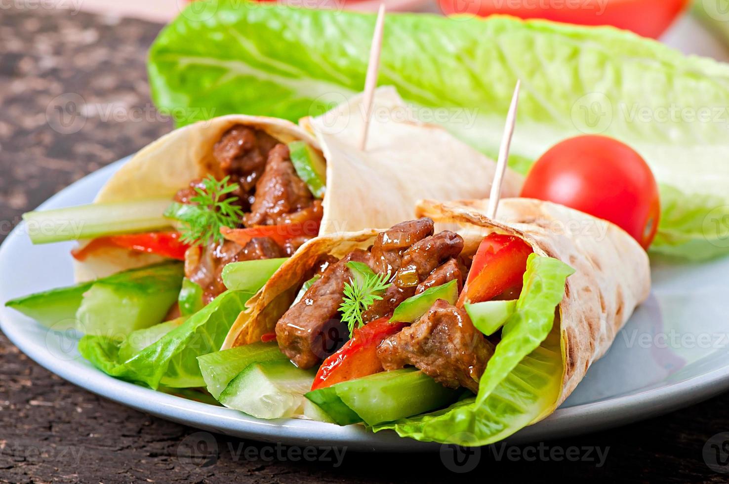 wraps de tortilla con carne y verduras frescas foto