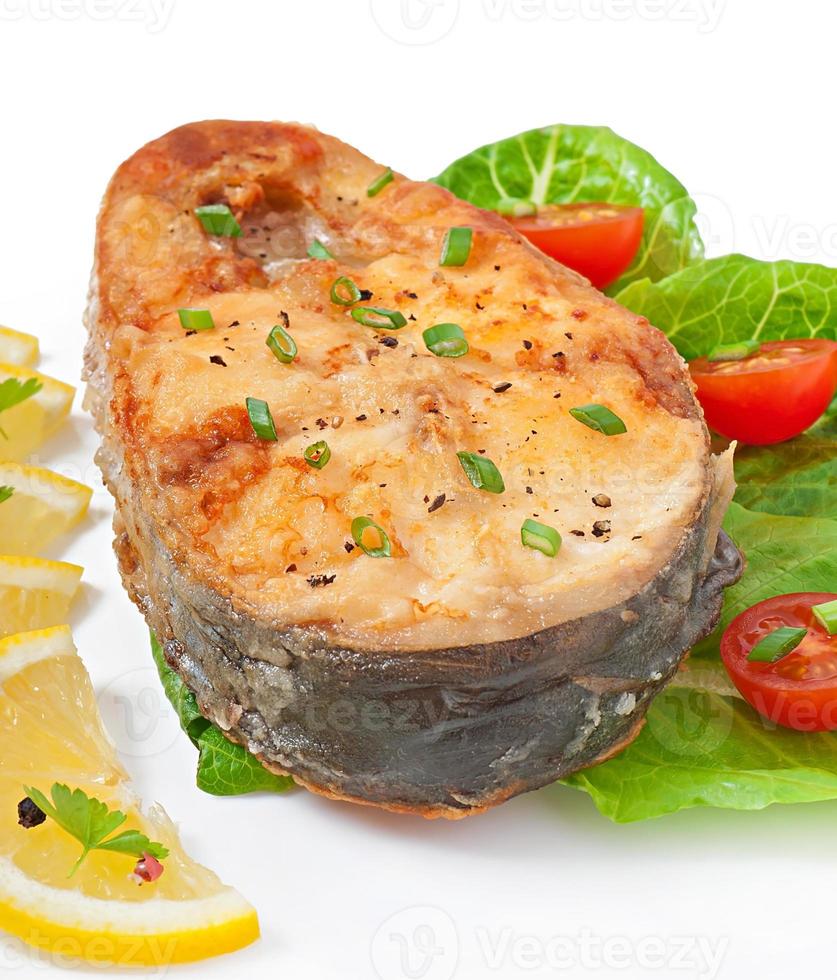 plato de pescado - filete de pescado frito con verduras sobre fondo blanco foto