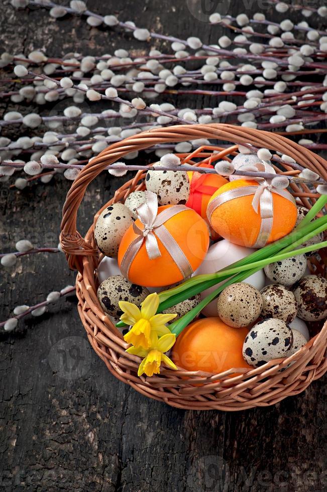 coloridos huevos de Pascua sobre fondo de madera vieja foto