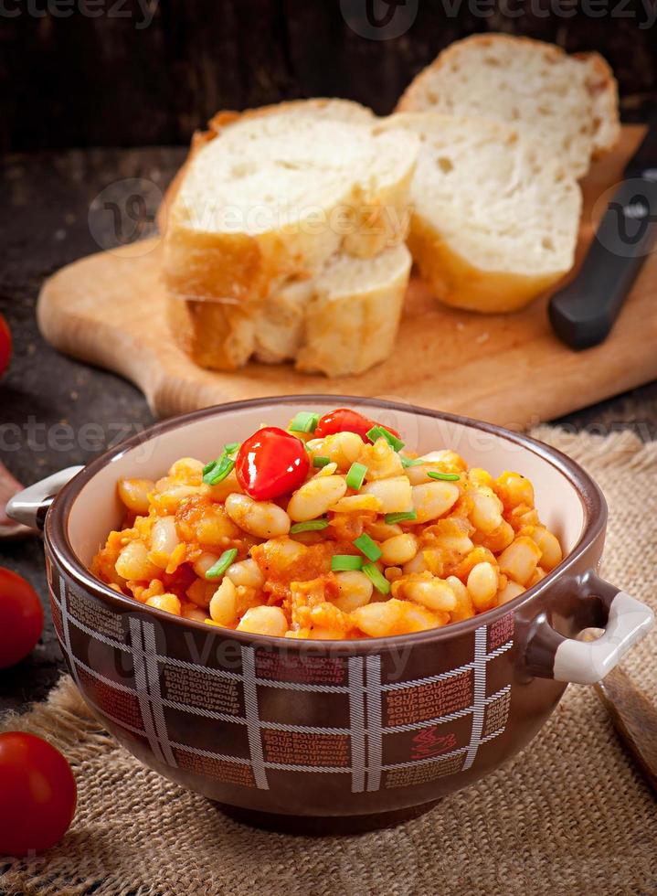 judías blancas hervidas con tomates y pimientos picantes foto