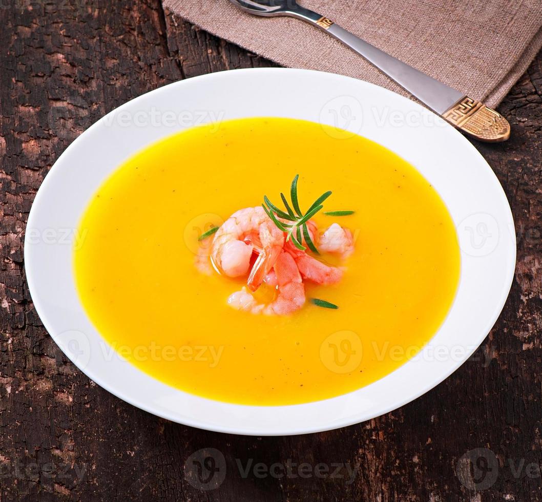 sopa de calabaza con gambas y romero foto