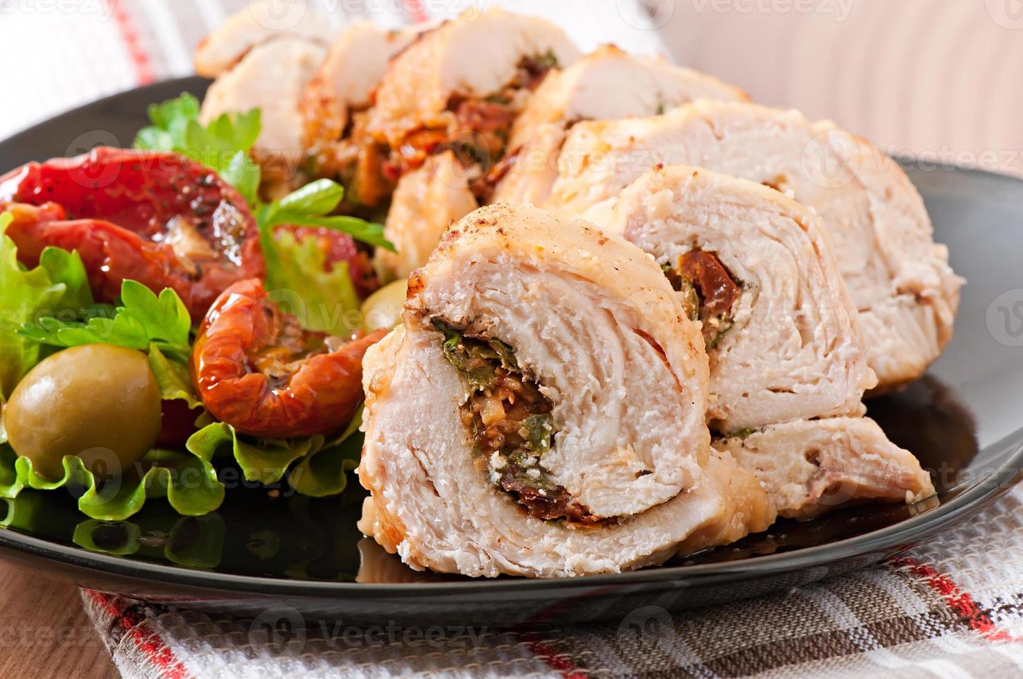 pollo enrollado con espinacas y tomates secados al sol foto