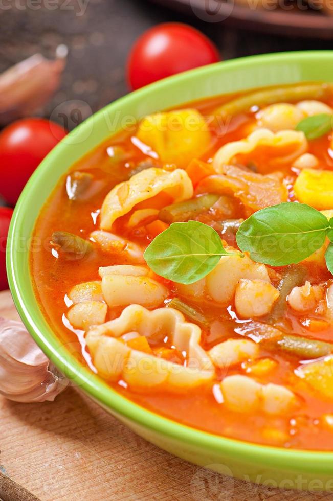 minestrone, sopa italiana de verduras con pasta foto