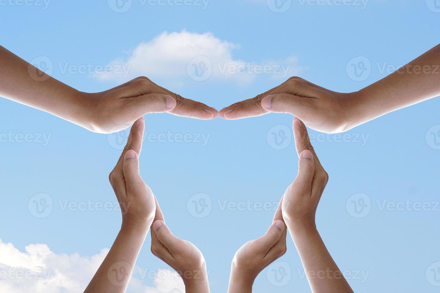 fondo de cielo azul de corazón hecho a mano humana foto