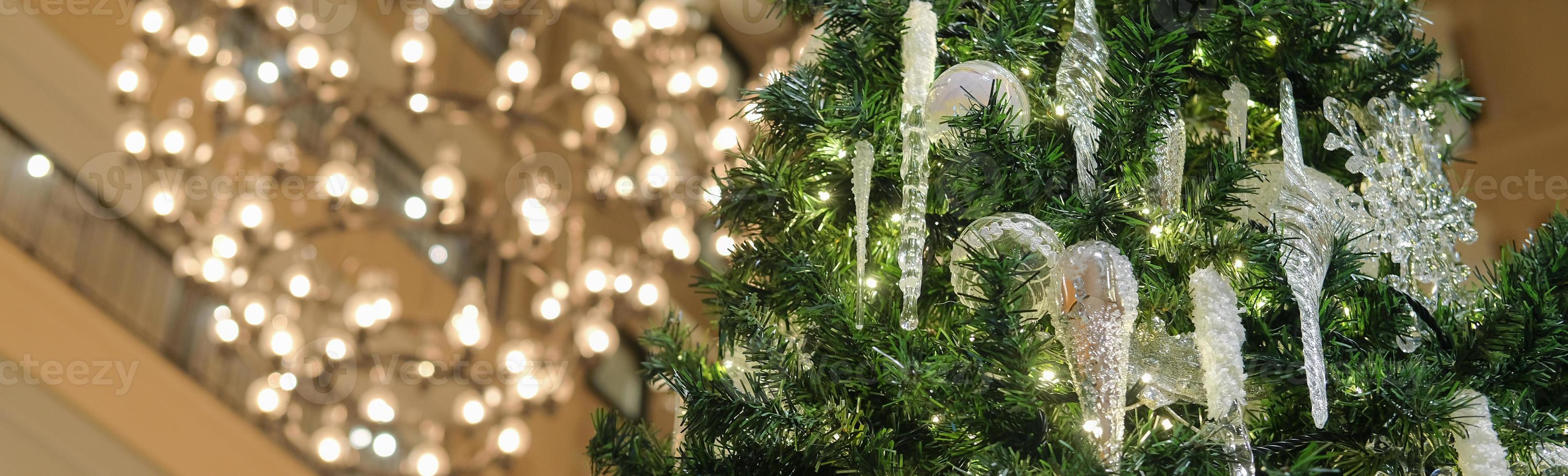 árbol de navidad decoración festiva edificio interior en luz borrosa. utilícelo para el fondo de la celebración, el banner o la portada de las redes sociales. enfoque selectivo. foto