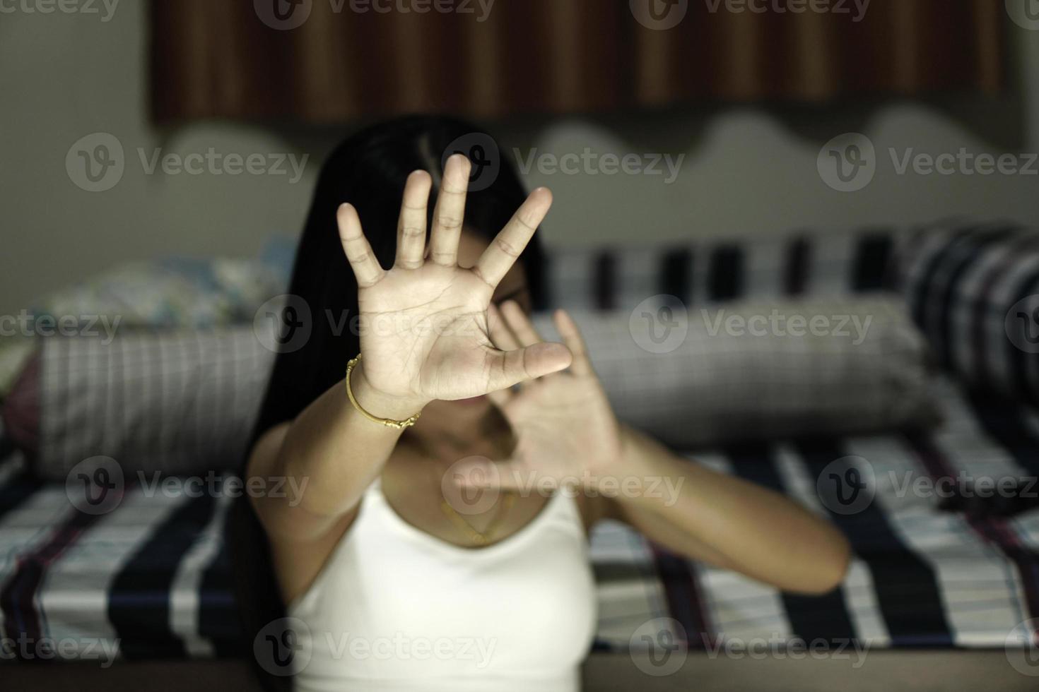 mujer levantó la mano para disuadir, campaña para detener la violencia contra las mujeres, enfoque manual, tono vintage foto